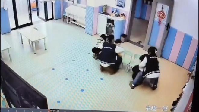 学逃生后续来了！网友表示：这嘉奖是不是低了pg电子免费试玩模拟器地震中高中生背起同(图2)