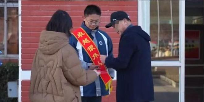 学逃生后续来了！网友表示：这嘉奖是不是低了pg电子免费试玩模拟器地震中高中生背起同(图9)