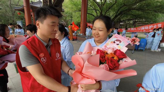 业致敬白衣天使凝聚社会温情pg电子娱乐平台沈阳爱心企(图3)
